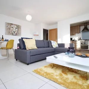 https://contemporary-1-bed-apt-next-to-the-beach-sleeps-4.cardiffhotelswales.com